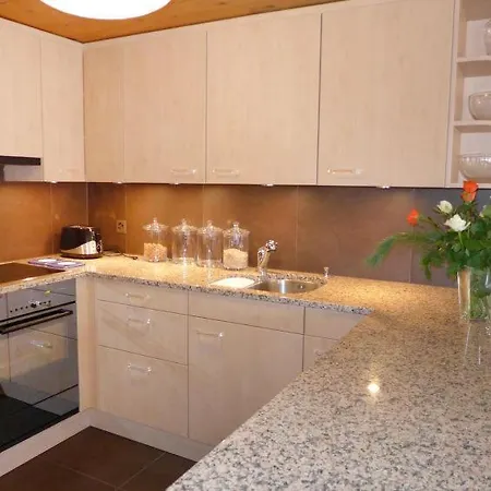 Sleeps 10 Wifi Apartment *